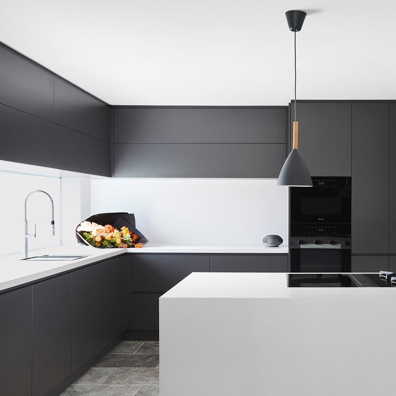 ชุดตู้ครัวเมลามีนหรูหราแบบกำหนดเอง HMR Core Black Modern Kitchen Cabinet