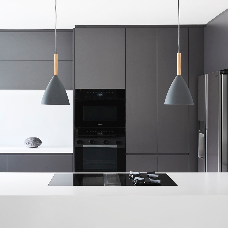 ชุดตู้ครัวเมลามีนหรูหราแบบกำหนดเอง HMR Core Black Modern Kitchen Cabinet