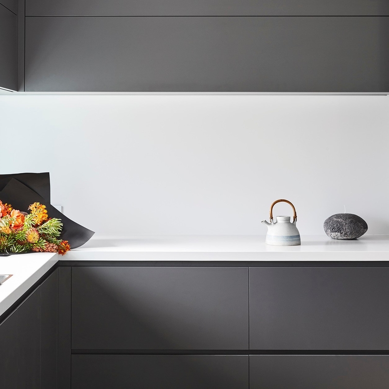 ชุดตู้ครัวเมลามีนหรูหราแบบกำหนดเอง HMR Core Black Modern Kitchen Cabinet