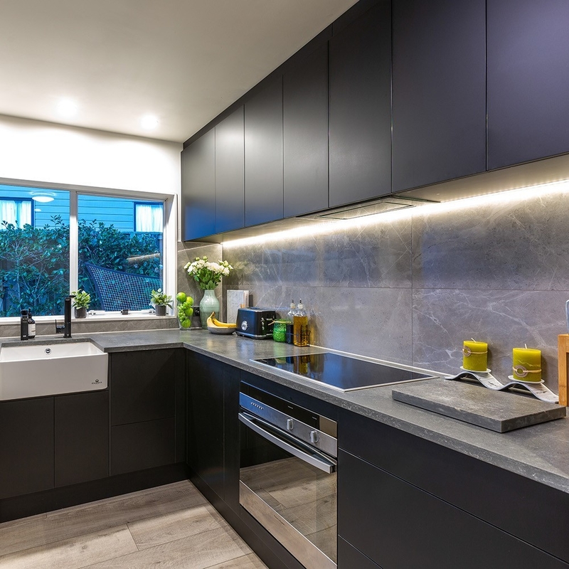 ชุดครัวรูปตัว L แบบเรียบง่ายหรูหรา Modular Dark Black Solid Wood ตู้ครัว Set