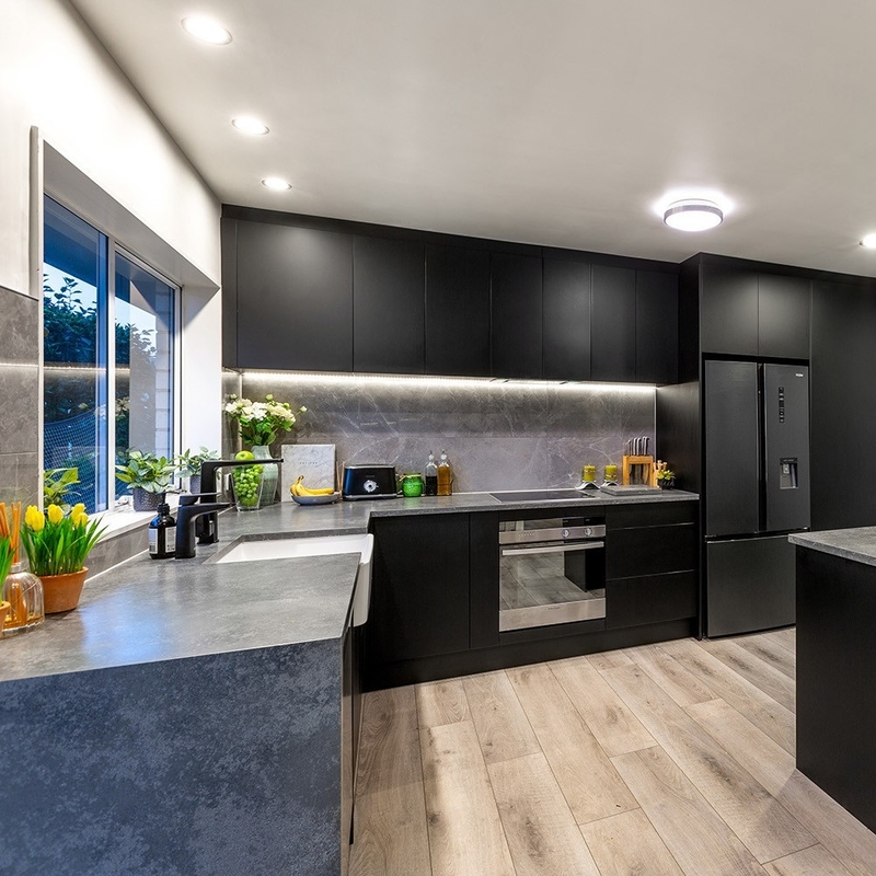 ชุดครัวรูปตัว L แบบเรียบง่ายหรูหรา Modular Dark Black Solid Wood ตู้ครัว Set