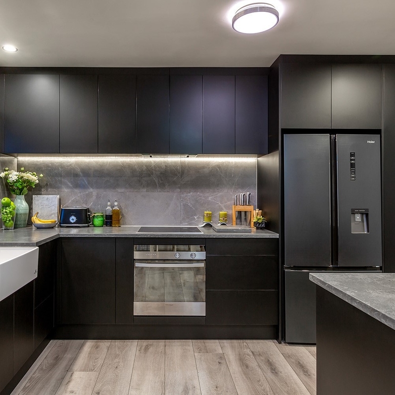 ชุดครัวรูปตัว L แบบเรียบง่ายหรูหรา Modular Dark Black Solid Wood ตู้ครัว Set