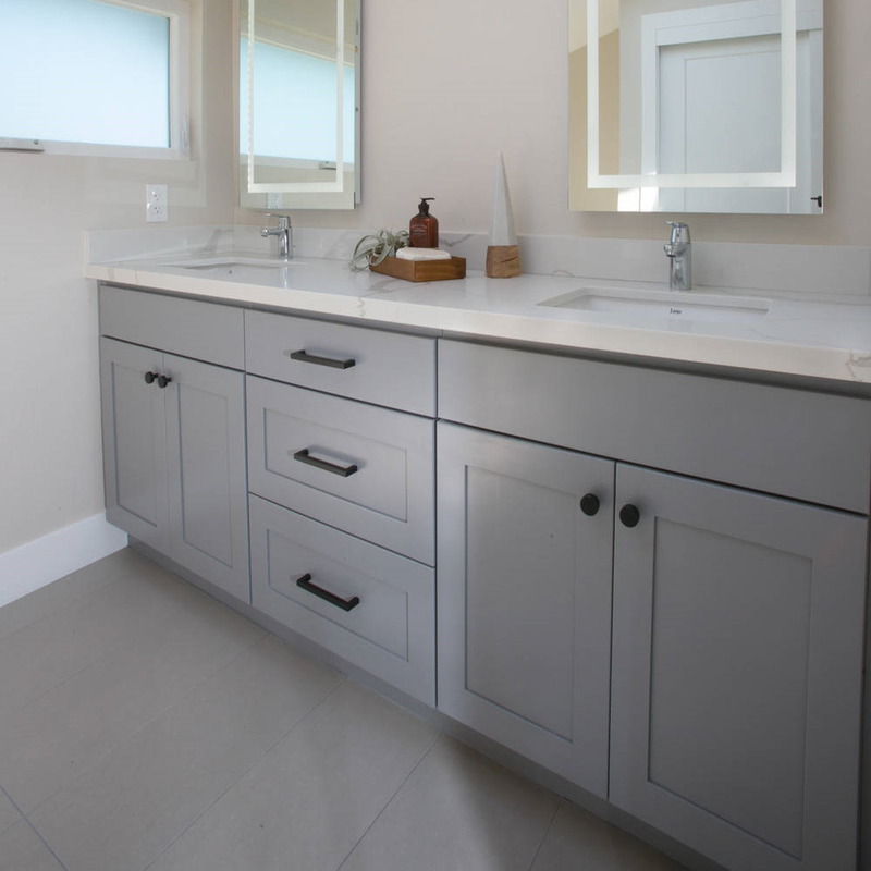 พื้นไม้เคลือบแล็กเกอร์ห้องน้ำ Vanity Units สีเทาอ่อน Shaker 72 Inch Double Mirror