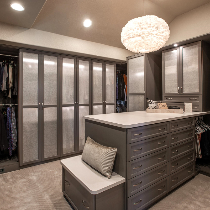 ประกอบคลาสสิกสีเทาสีดำไม้เนื้อแข็ง Walk In Closet Organizer ตู้เสื้อผ้าชั้นวางกล่อง