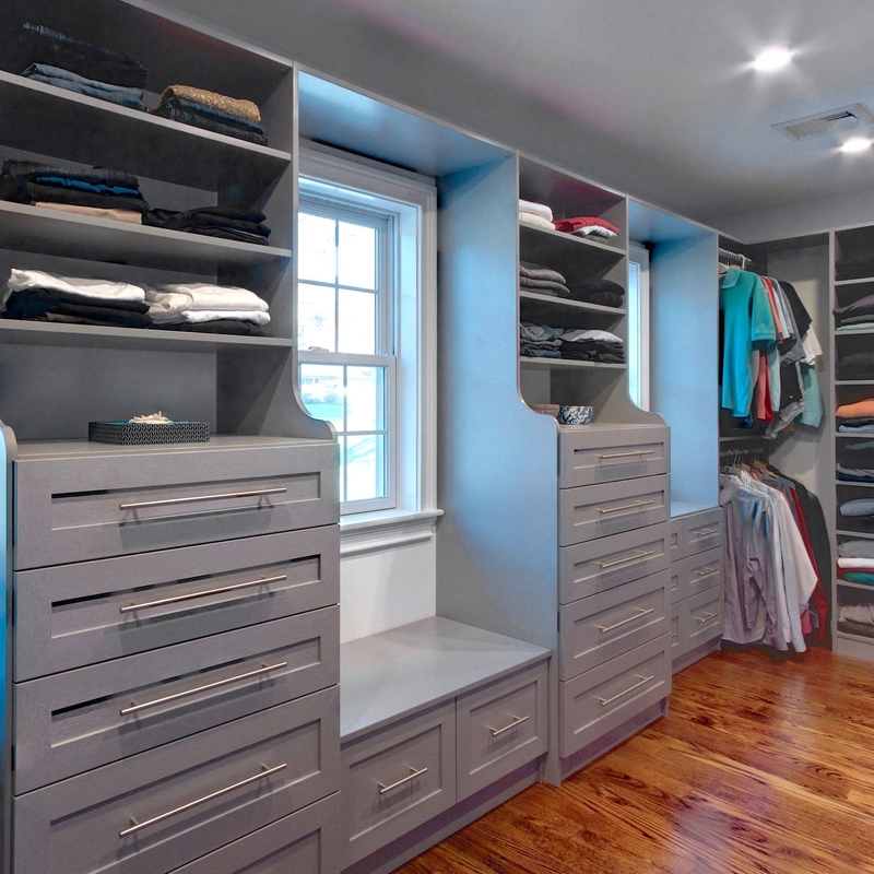ประกอบคลาสสิกสีเทาสีดำไม้เนื้อแข็ง Walk In Closet Organizer ตู้เสื้อผ้าชั้นวางกล่อง