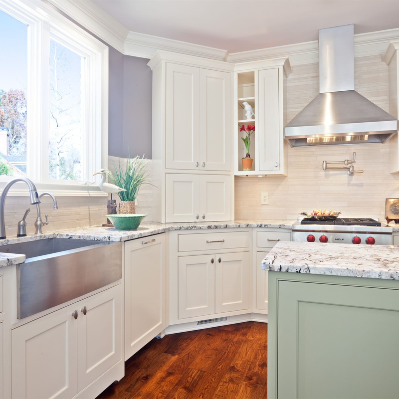 RTA Solid Wood Villa House Furniture ตู้ครัวสไตล์ Shaker สีขาวและสีเขียวพร้อมเคาน์เตอร์ด้านบน