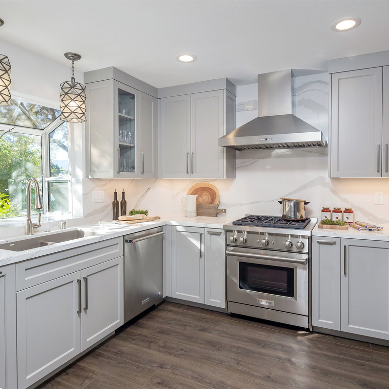 ตู้ครัวขนาดเล็กแบบกำหนดเอง Matte Light Grey Shaker Style Lacquer Kitchen สำหรับโรงแรม