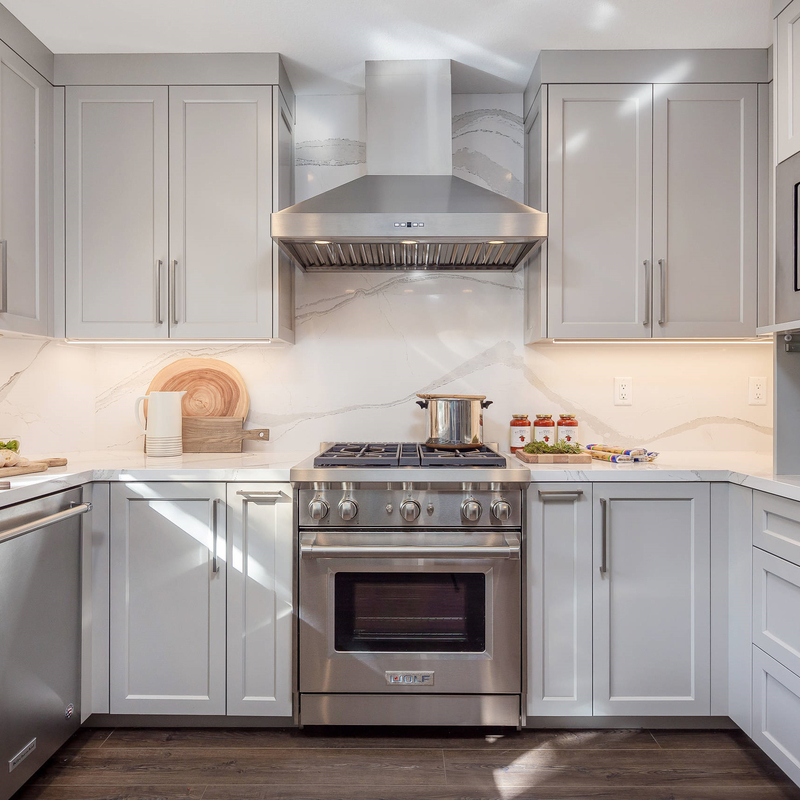 ตู้ครัวขนาดเล็กแบบกำหนดเอง Matte Light Grey Shaker Style Lacquer Kitchen สำหรับโรงแรม
