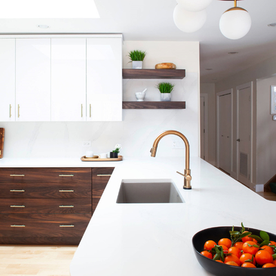 ตู้ครัวพาร์ติเคิลบอร์ดสไตล์ Shaker High Gloss White Flat Panel Matte Brown Timber Veneer