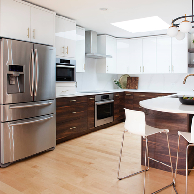 ตู้ครัวพาร์ติเคิลบอร์ดสไตล์ Shaker High Gloss White Flat Panel Matte Brown Timber Veneer